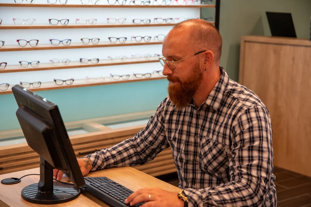 Alexis de L'Opticien en train d'aider un client avec ses lunettes - Montivilliers, Le Havre